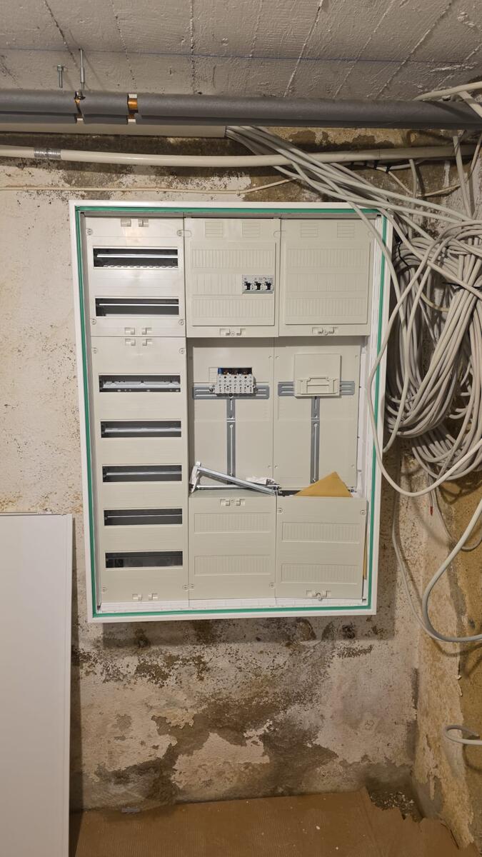 Armoire électrique Schneider installée en cave à Differdange