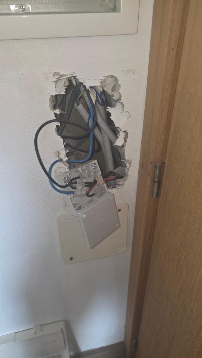 Boîte de dérivation encastrée et gaines ICTA lors d'une rénovation électrique au Luxembourg