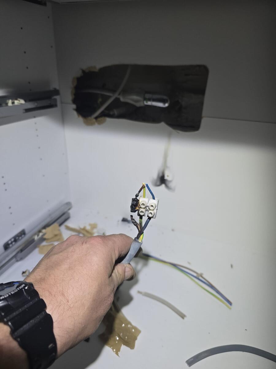 Prise électrique surchauffée nécessitant un dépannage urgent