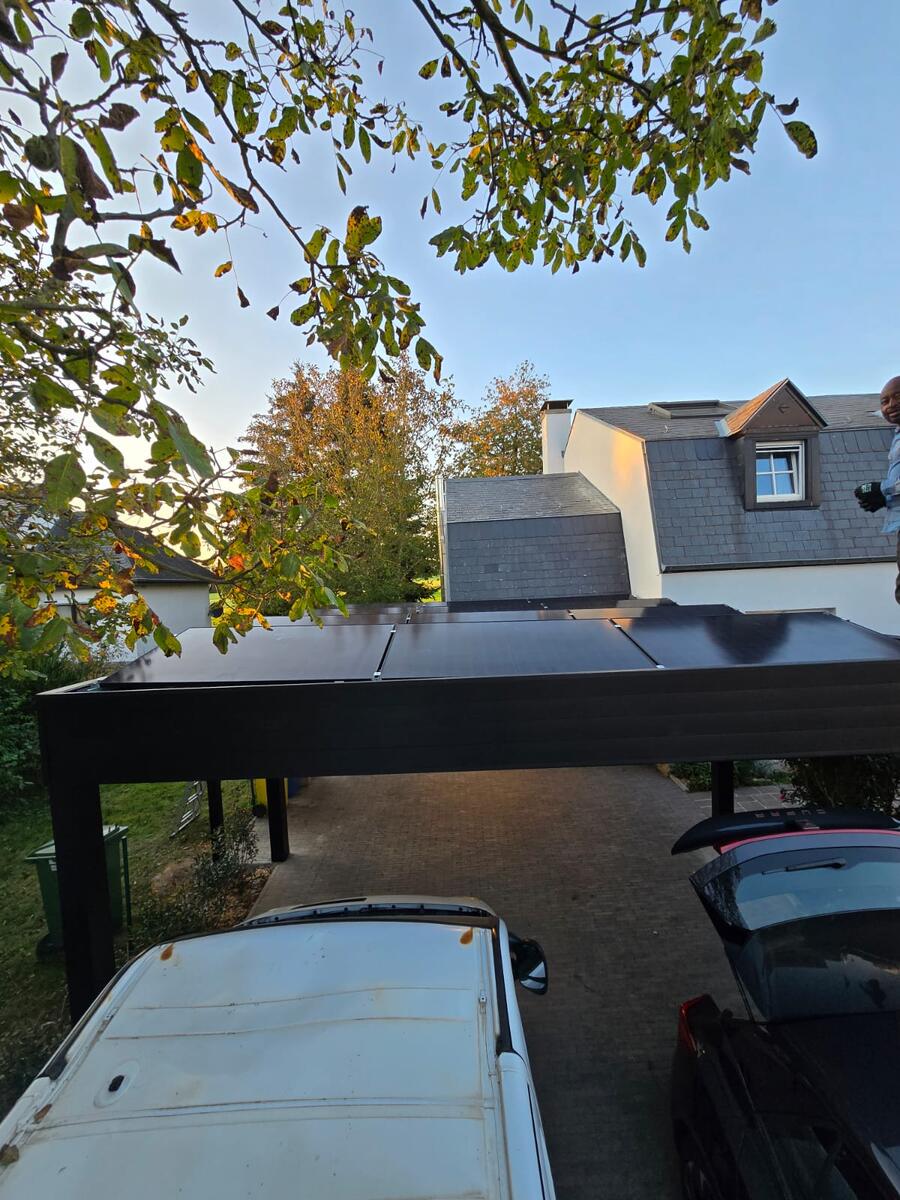 Technicien assurant une installation électrique à Mondercange