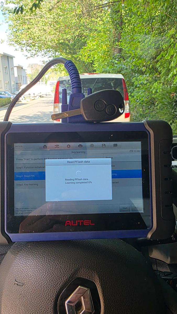 Programmation d'une clé de voiture Renault avec valise Autel au Luxembourg