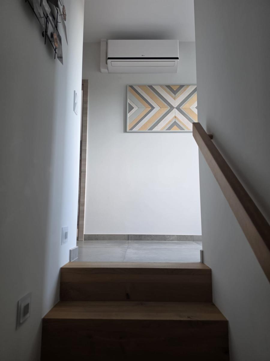 Climatisation LG installée dans un couloir d'étage d'une maison au Luxembourg
