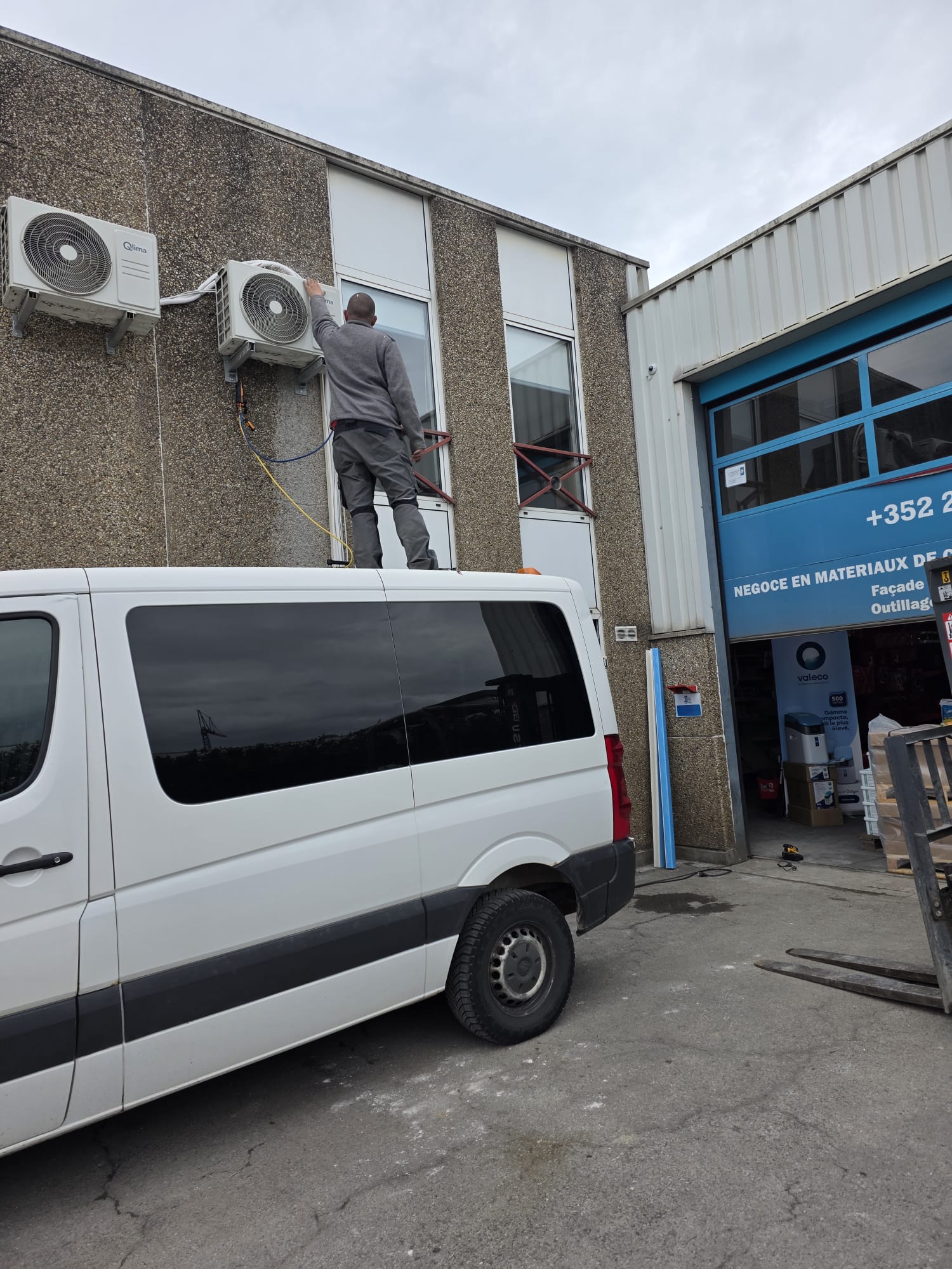 Démontage et repositionnement de climatisation Qlima chez Profiline à Esch-sur-Alzette