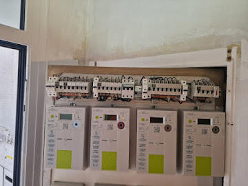 Un électricien qualifié vérifie un tableau électrique à Dudelange
