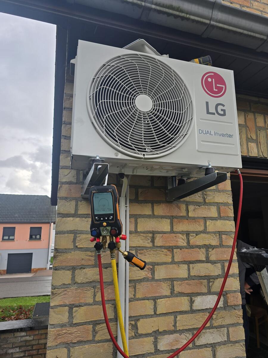 Groupe extérieur LG Dual Inverter façade brique à Walferdange