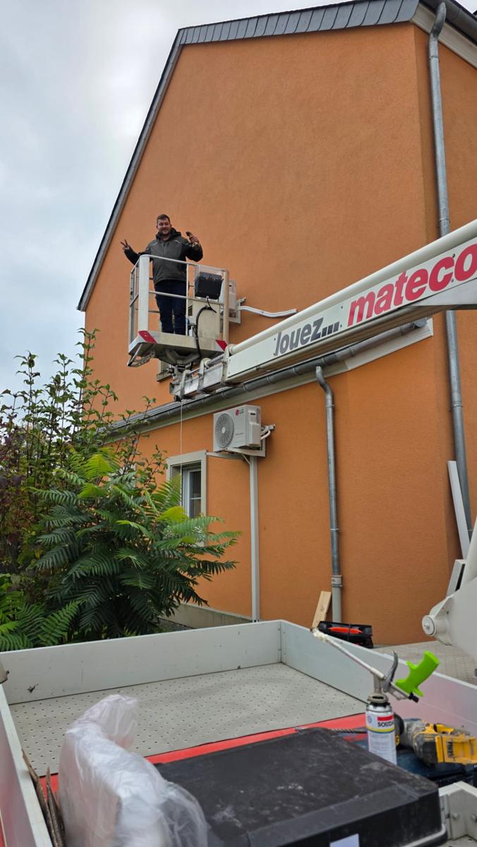 Installation d'une unité extérieure climatisation LG en façade avec nacelle élévatrice au Luxembourg