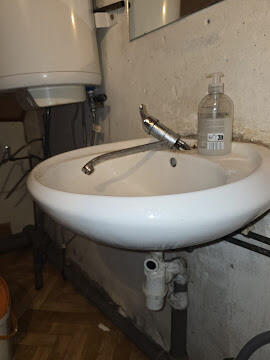 Installation d'un lavabo et de sa robinetterie à Dudelange
