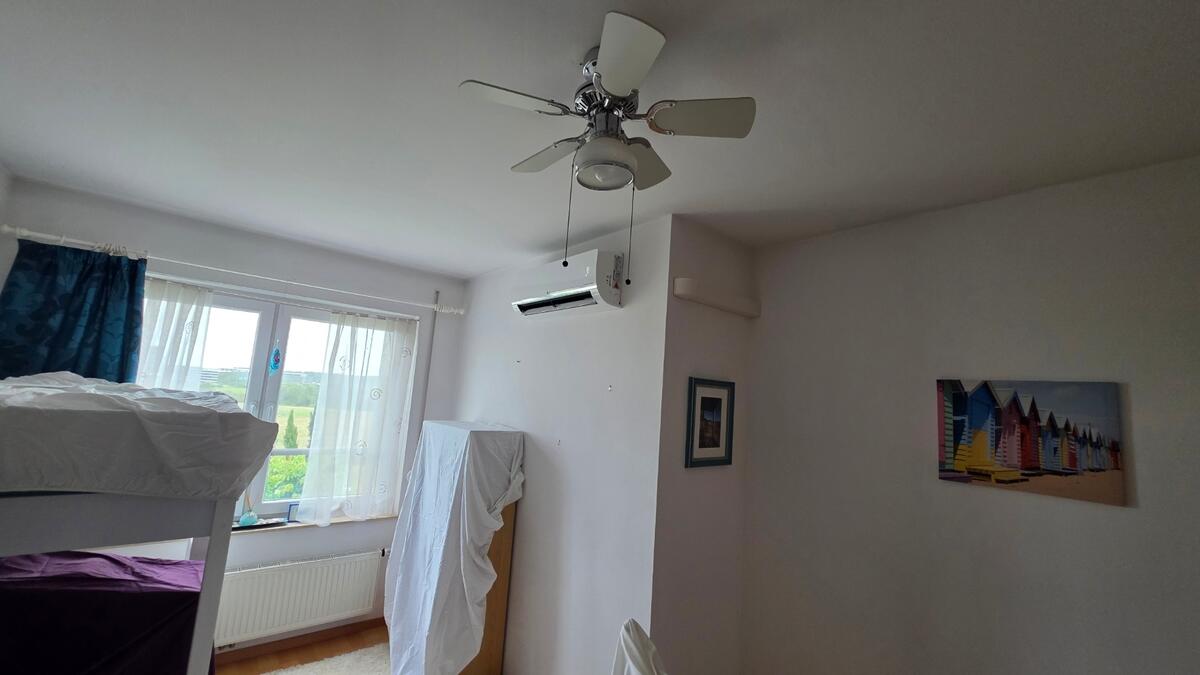 Chambre à Cessange avec climatisation LG installée et ventilateur de plafond