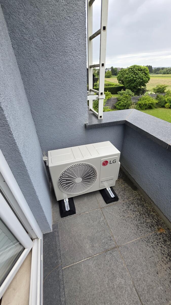 Unité extérieure LG Smart Inverter posée sur balcon à Cessange