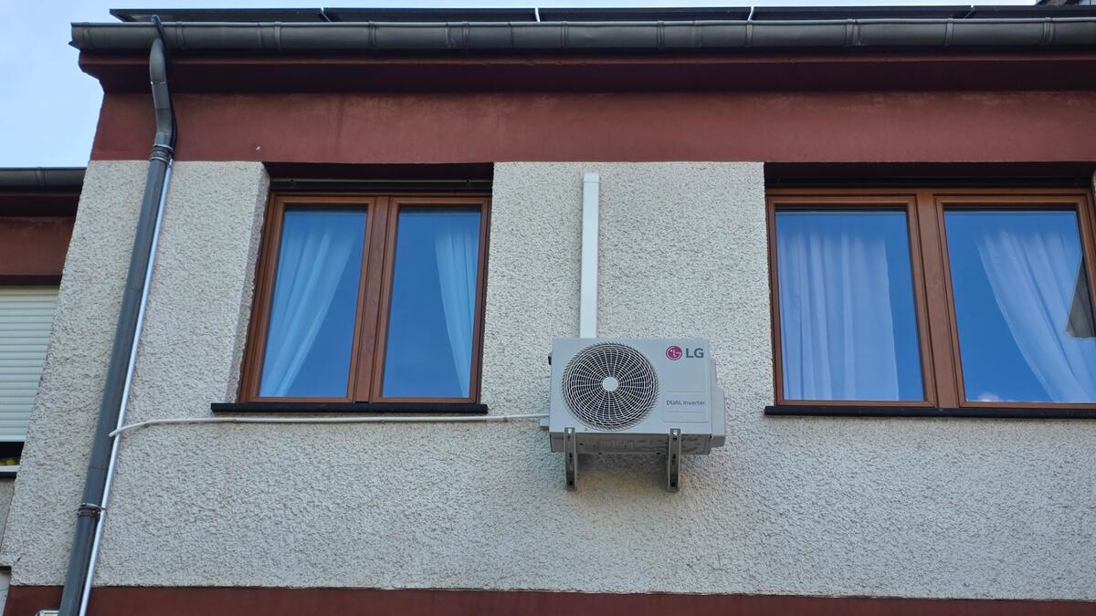 Unité extérieure LG Dual Inverter installée en façade à Niederkorn