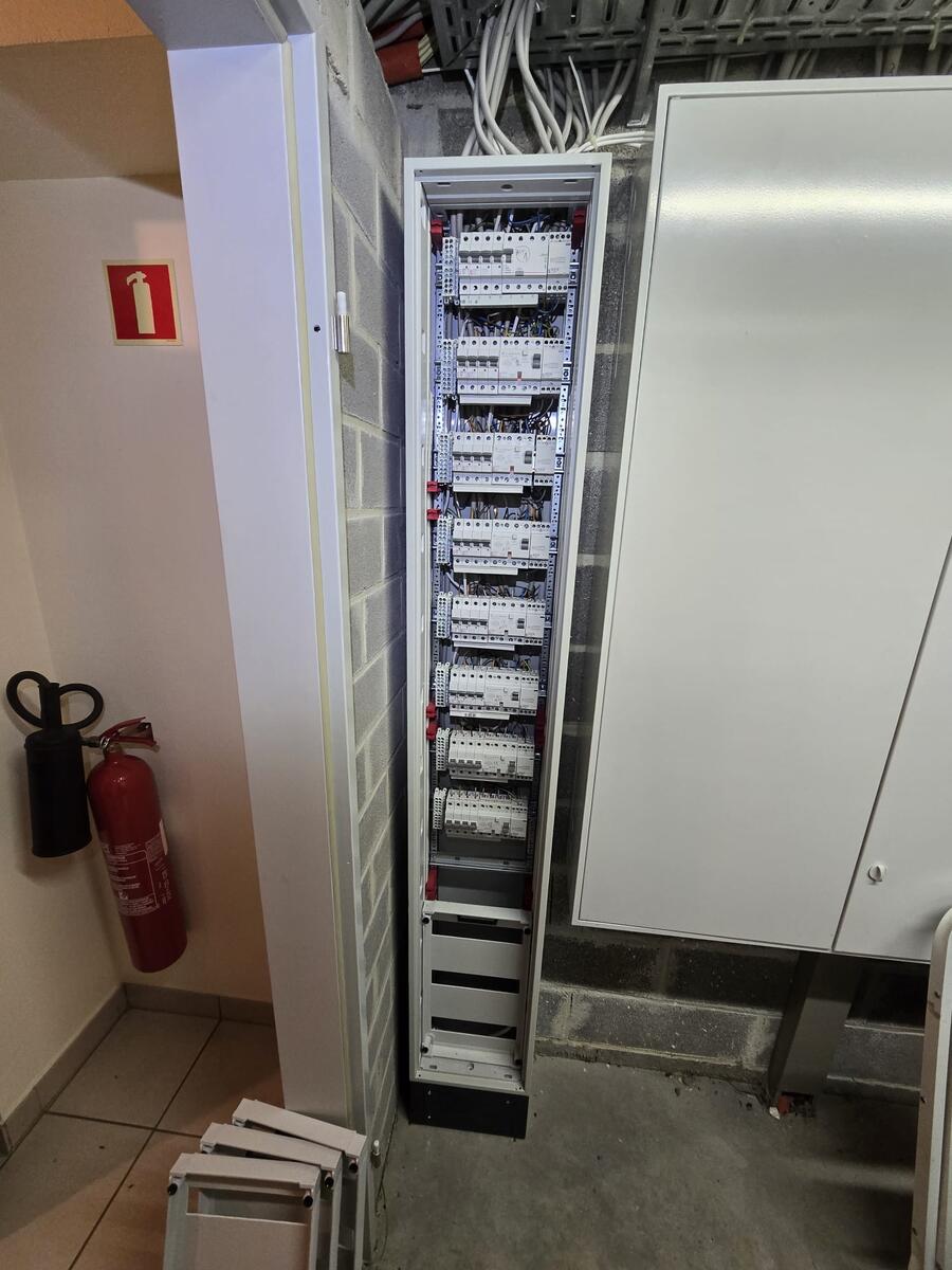 Un électricien professionnel répare un problème électrique à Sanem