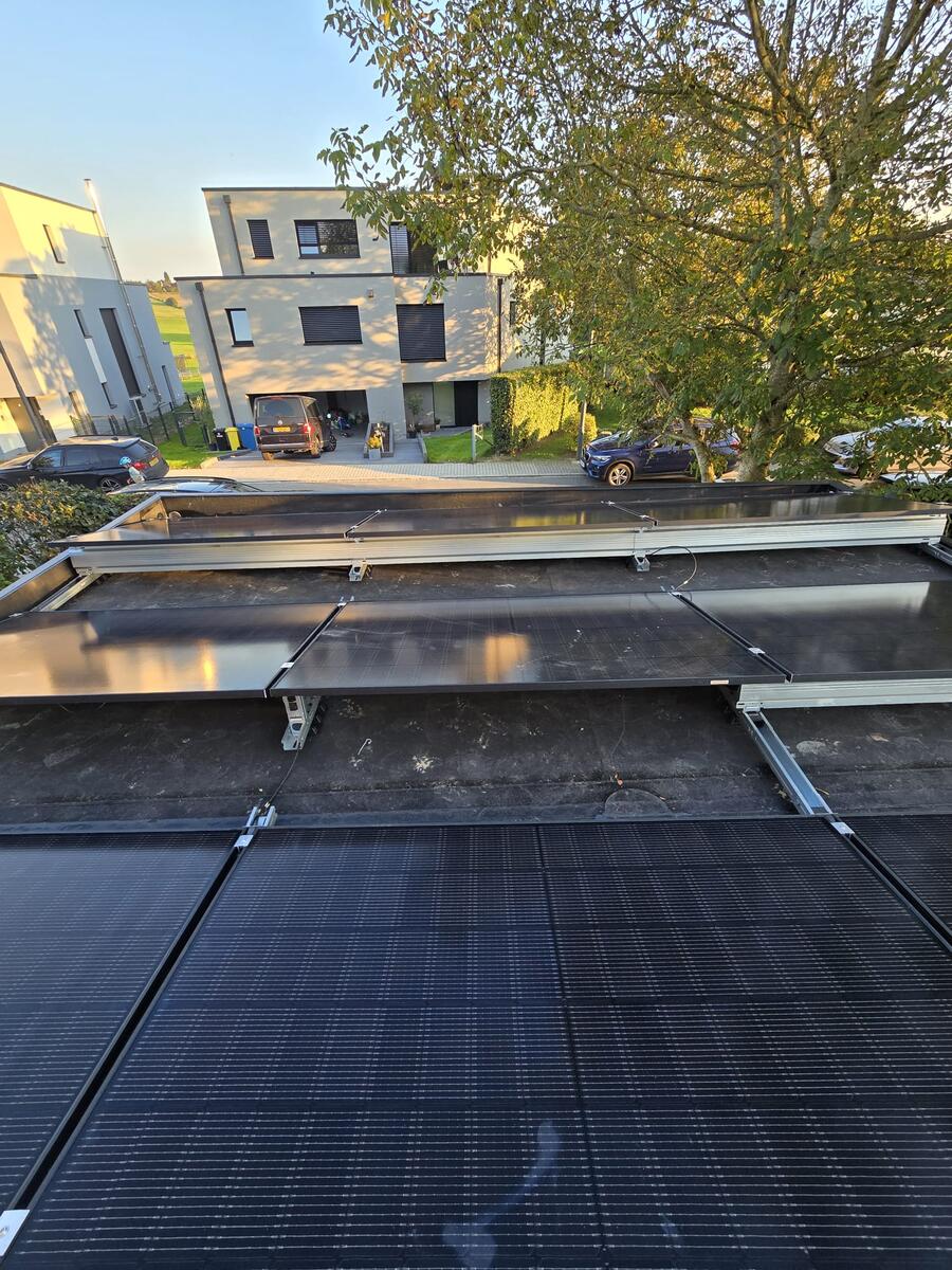 Panneaux solaires toit plat résidence Dudelange Luxembourg