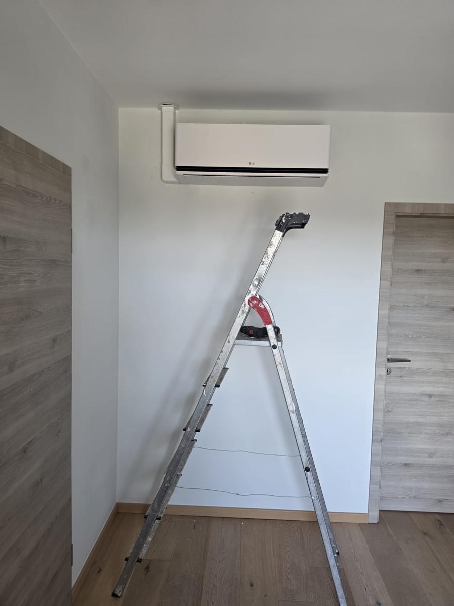 Pose d'un split LG dans une chambre pendant l'installation au Luxembourg