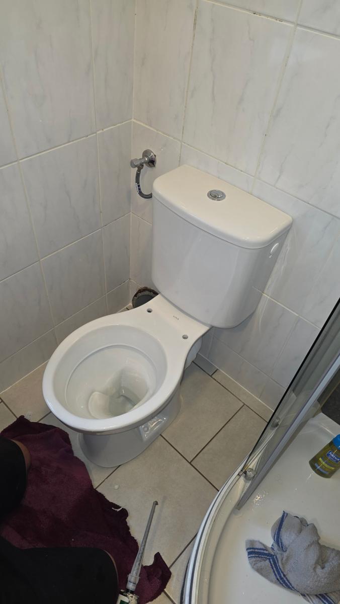 Installation d'un WC VitrA avec réservoir au Luxembourg