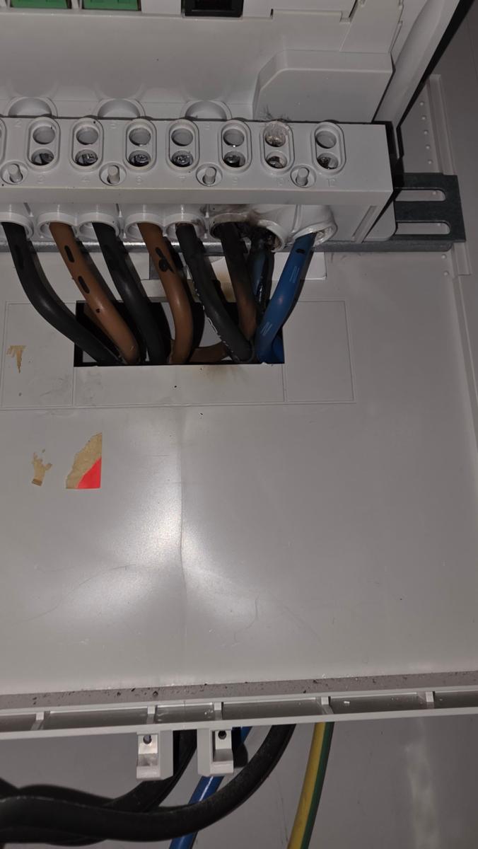 Réparation d'une connexion brûlée dans un tableau électrique au Luxembourg