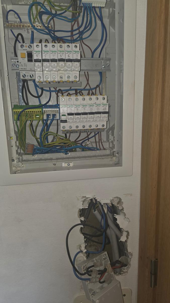 Tableau électrique Schneider iC60N rénové avec différentiel 40A et saignée murale au Luxembourg